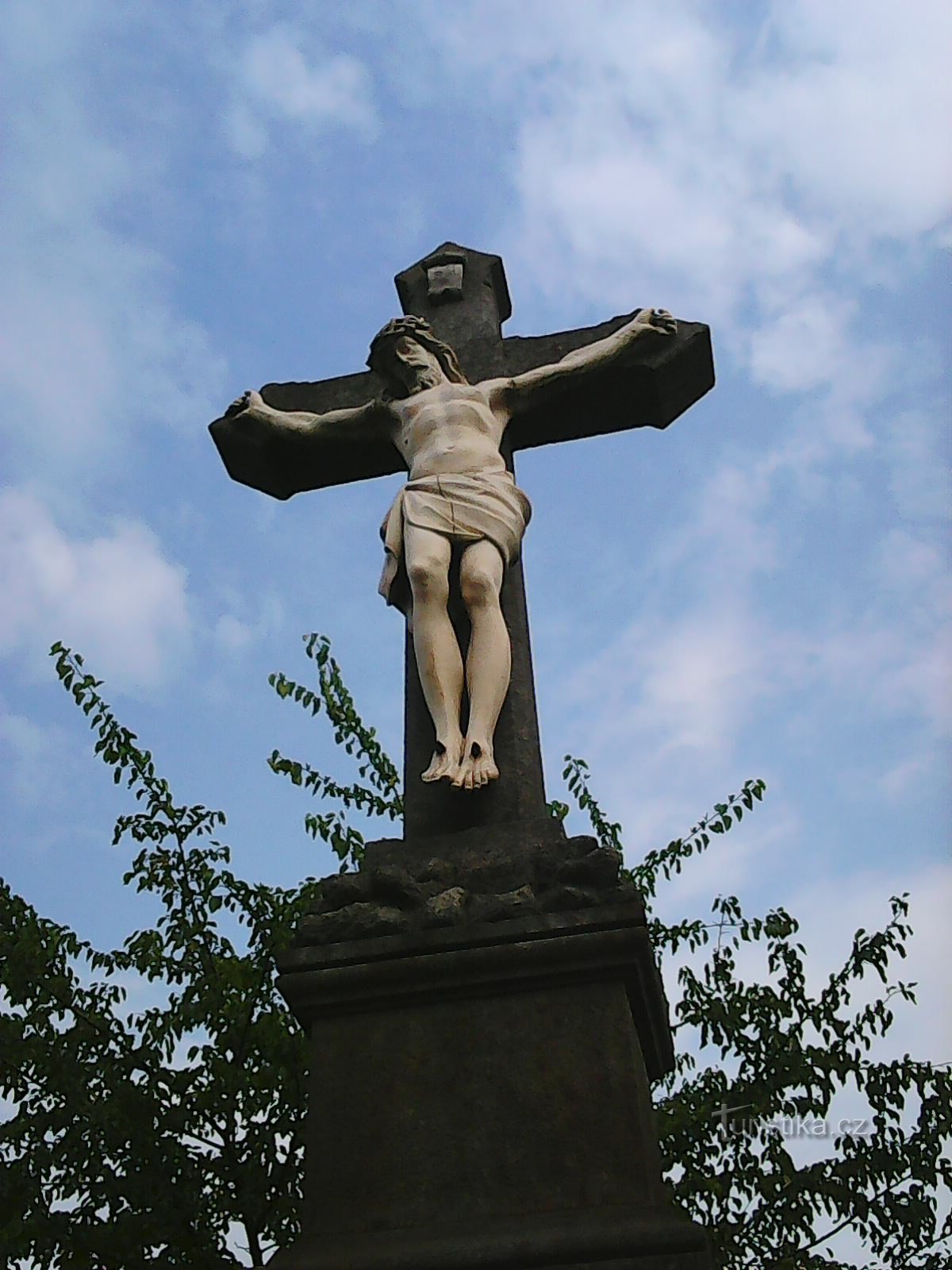 Biegen Sie um dieses Kreuz herum rechts in Richtung Schloss ab :)