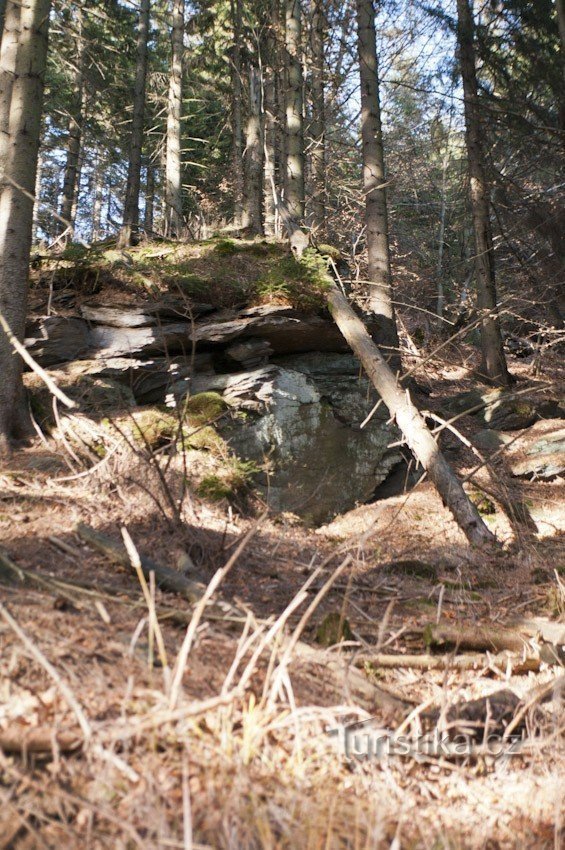 Rund um die Bahn gibt es viele Steine