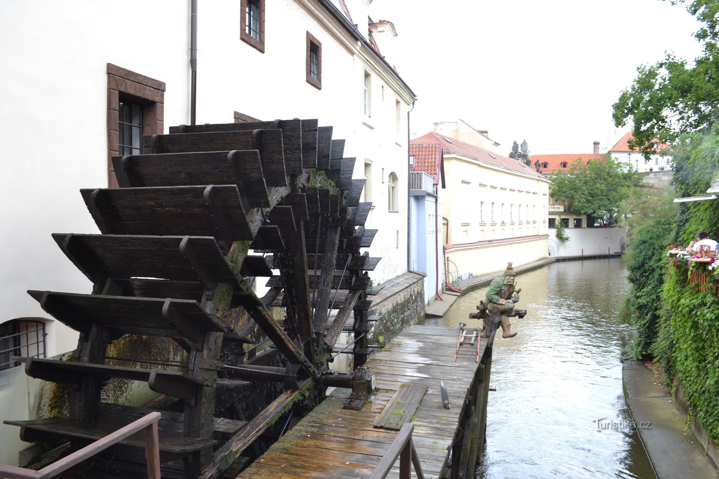 het wiel van de Velkopřerovský molen met een waterpomp