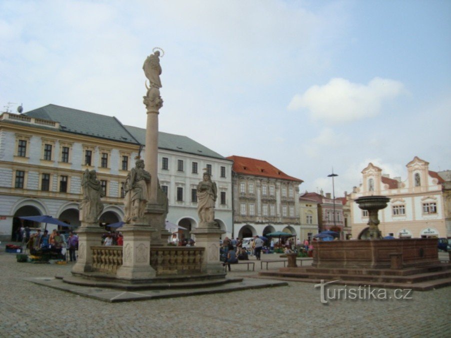 Kolín-Karlovo nám. a mariánský sloup z r.1682 a kašna z r.1780-Foto:Ulrych Mir.