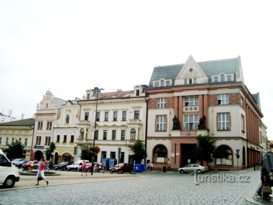 Colonia - plaza con casas barrocas - antigua Caja Municipal de Ahorros - Fotografía: Ulrych Mir.