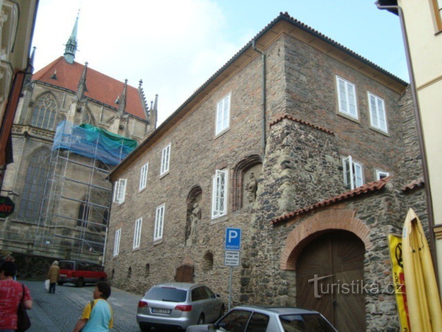 Kolonia-Muzeum Regionalne-Archdiakonat z ulicy Parléřova-fot.: Ulrych Mir.