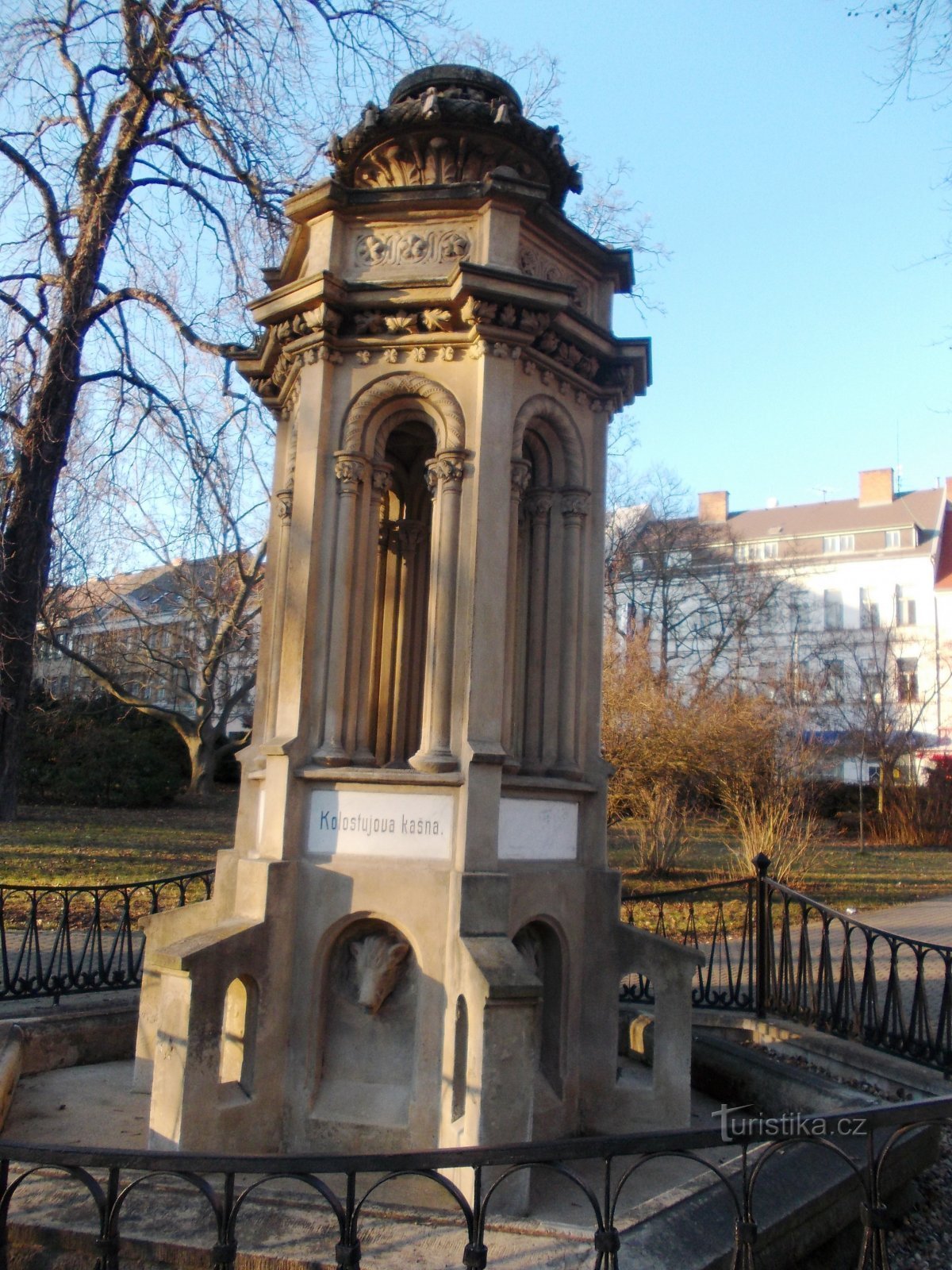 De fontein van Kolostuj - neoromaanse zuil, zeshoekige tank, water stroomt uit de hoofden van biggen