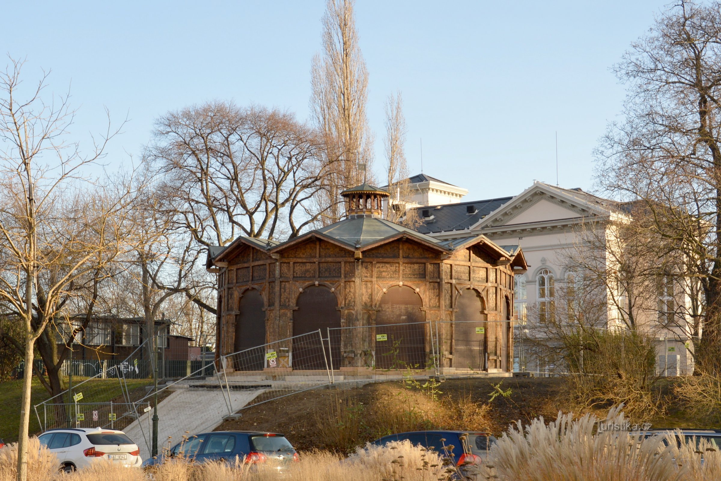 De carrousel voor het excursierestaurant Letne