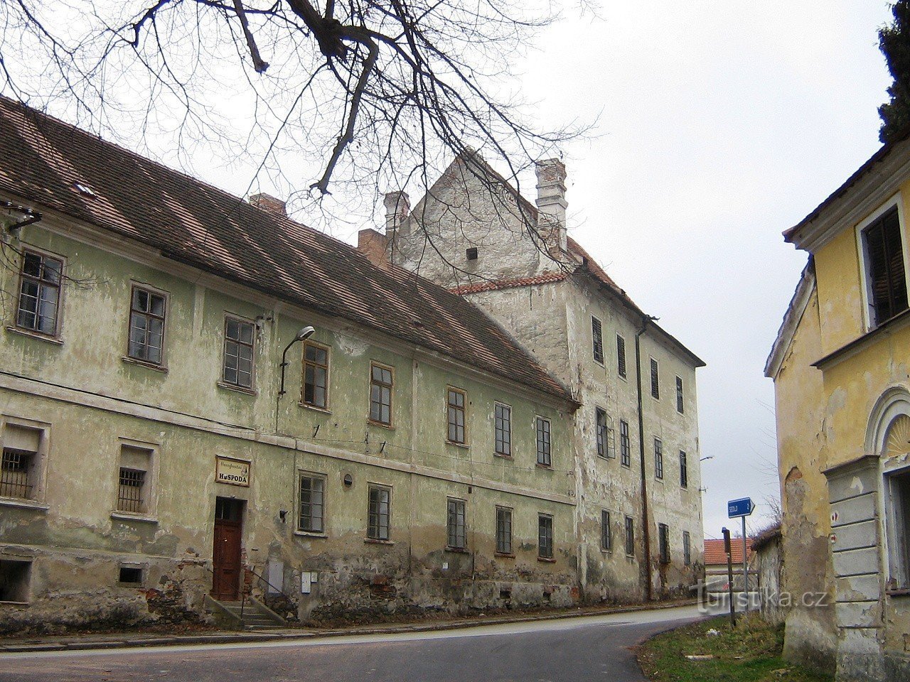 Komařice – castello dalla strada