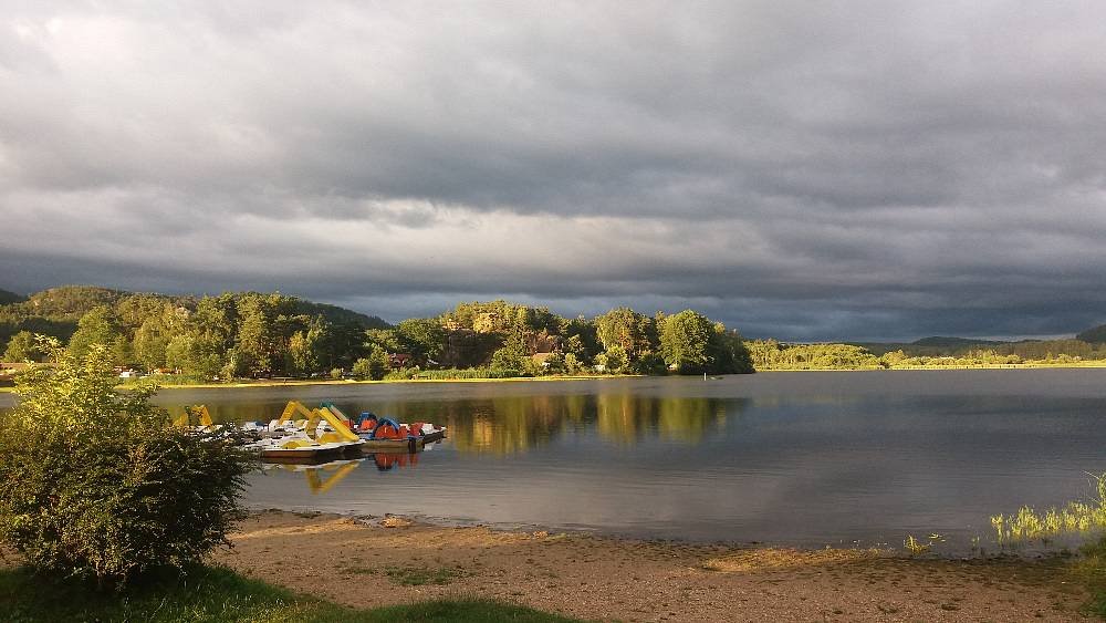 Hồ Komárovský thu hút trẻ em