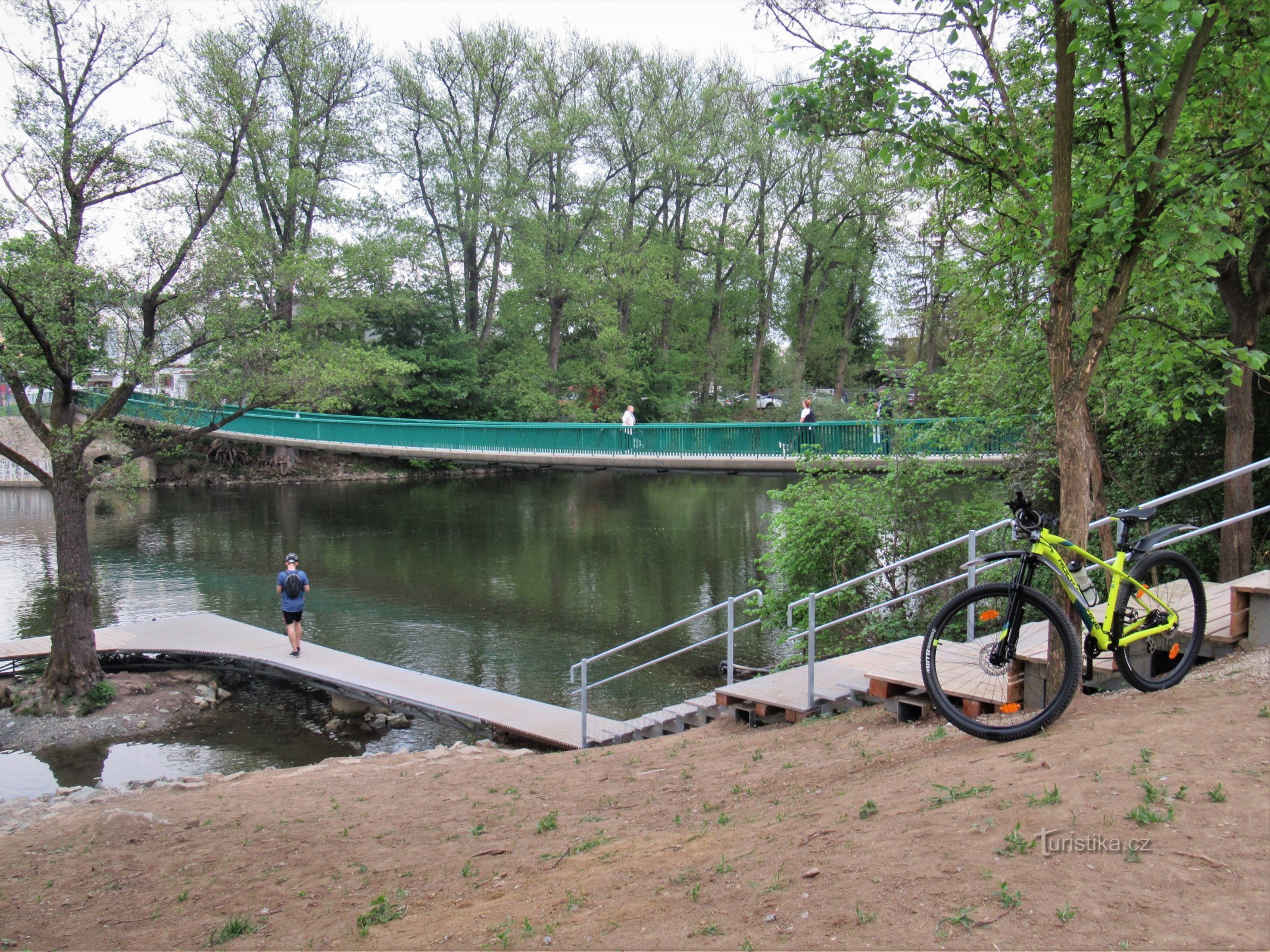 Komín voetgangersbrug over de rivier Svratka