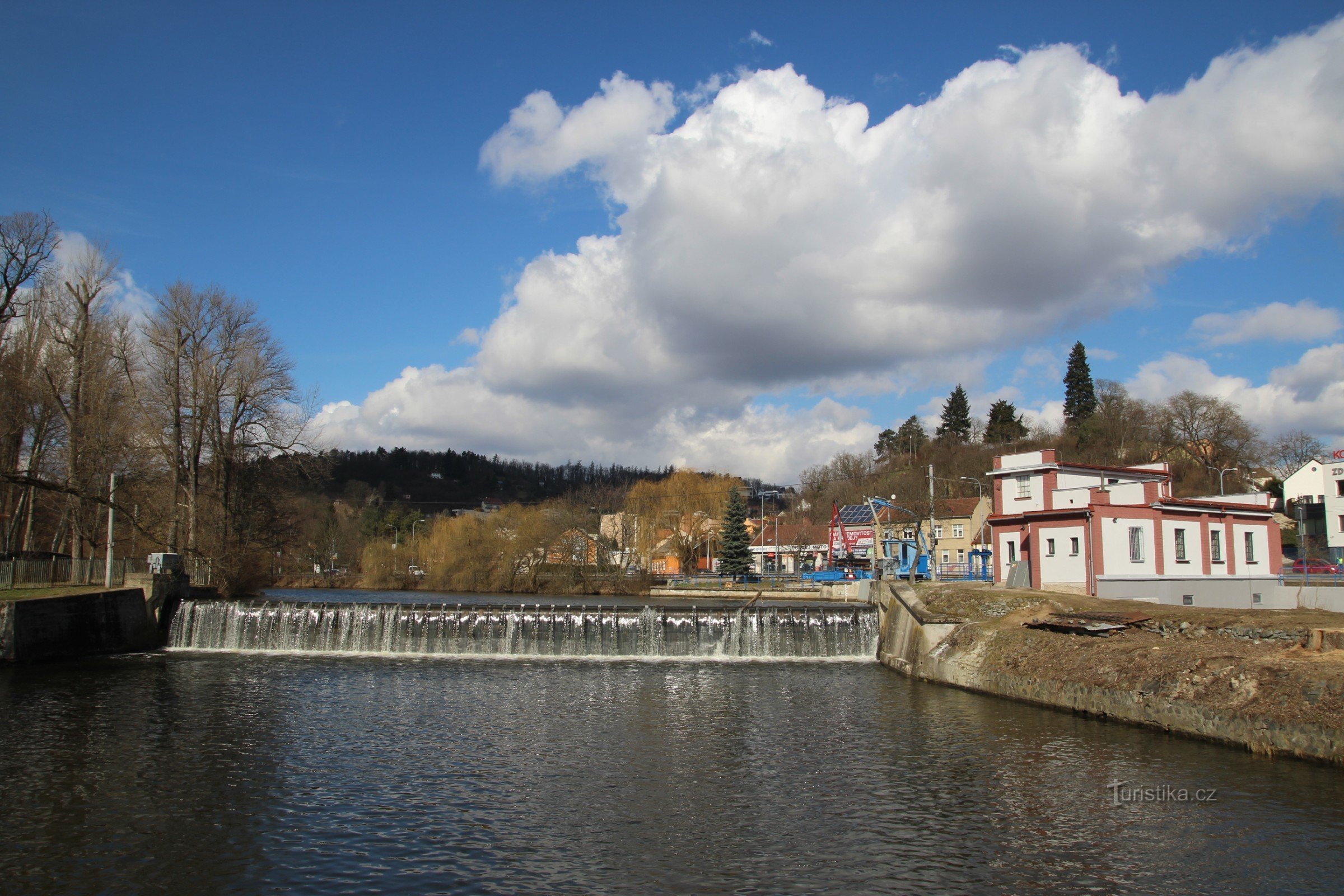 Presa de Komín en el río Svratka