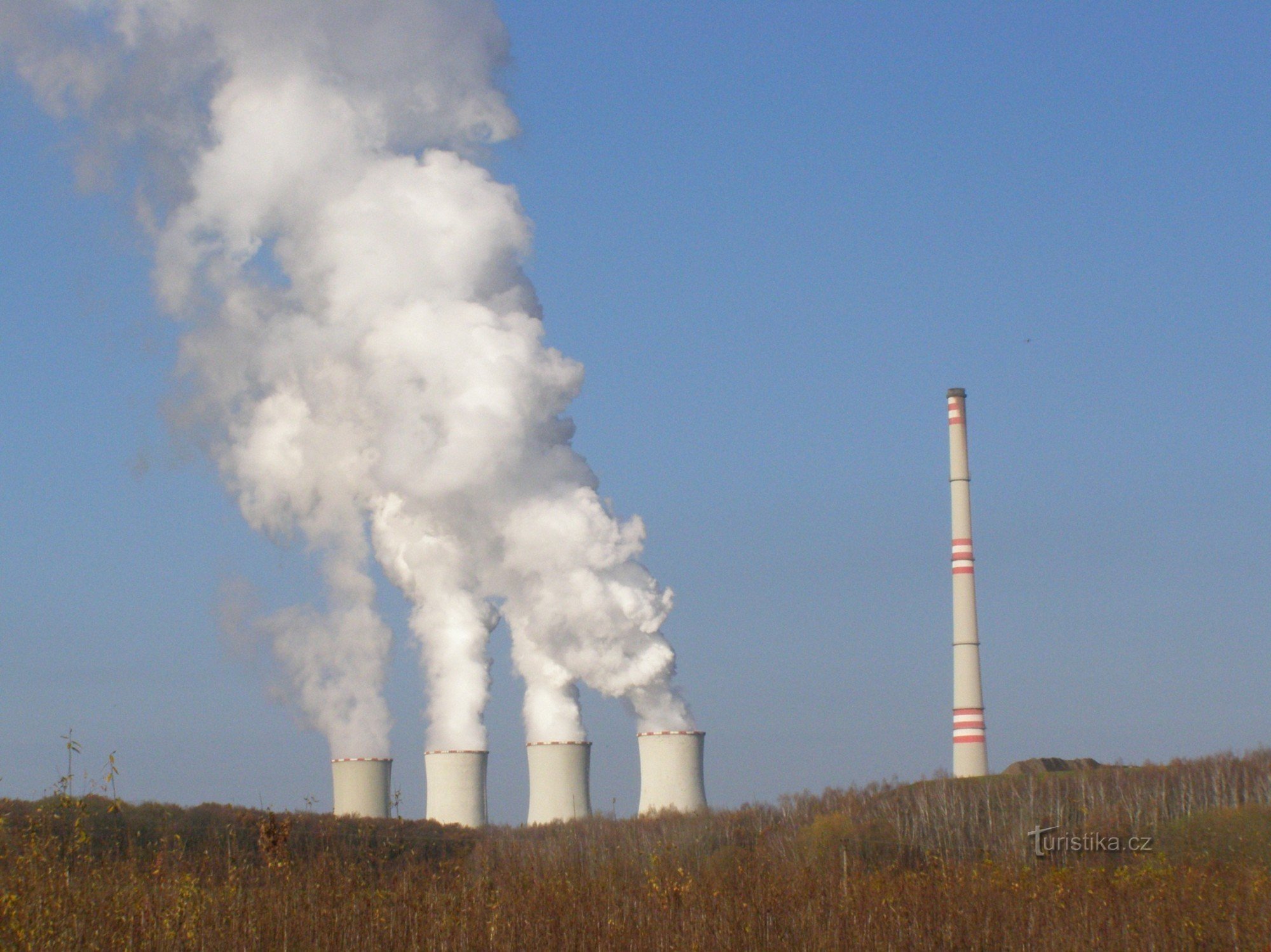 schoorstenen van de Chvaletice-elektriciteitscentrale