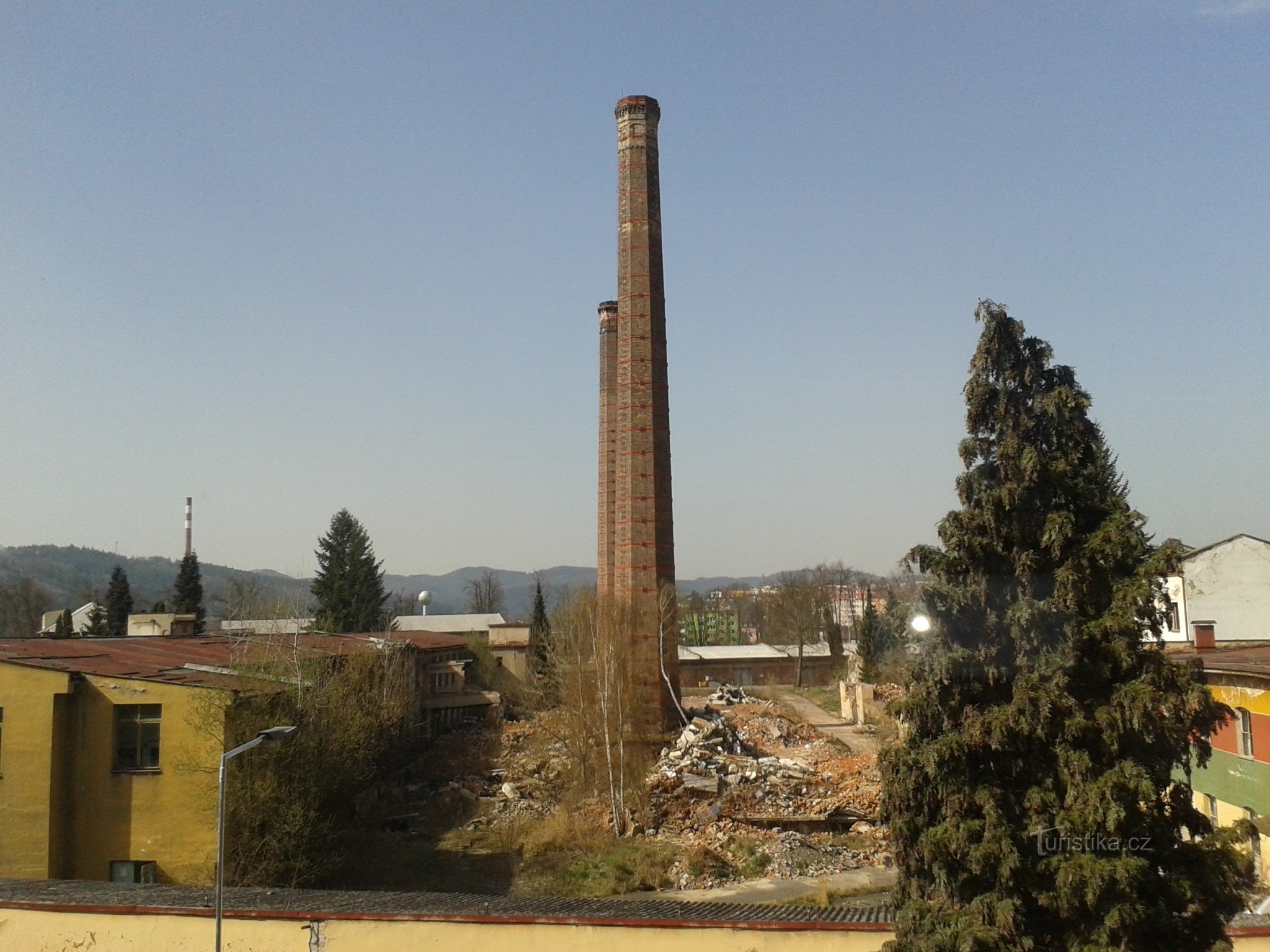 Perlas Schornsteine ​​sind abgedeckt, aber es gibt zwei :) (fotografiert vom Wohnblock gegenüber von Perla)