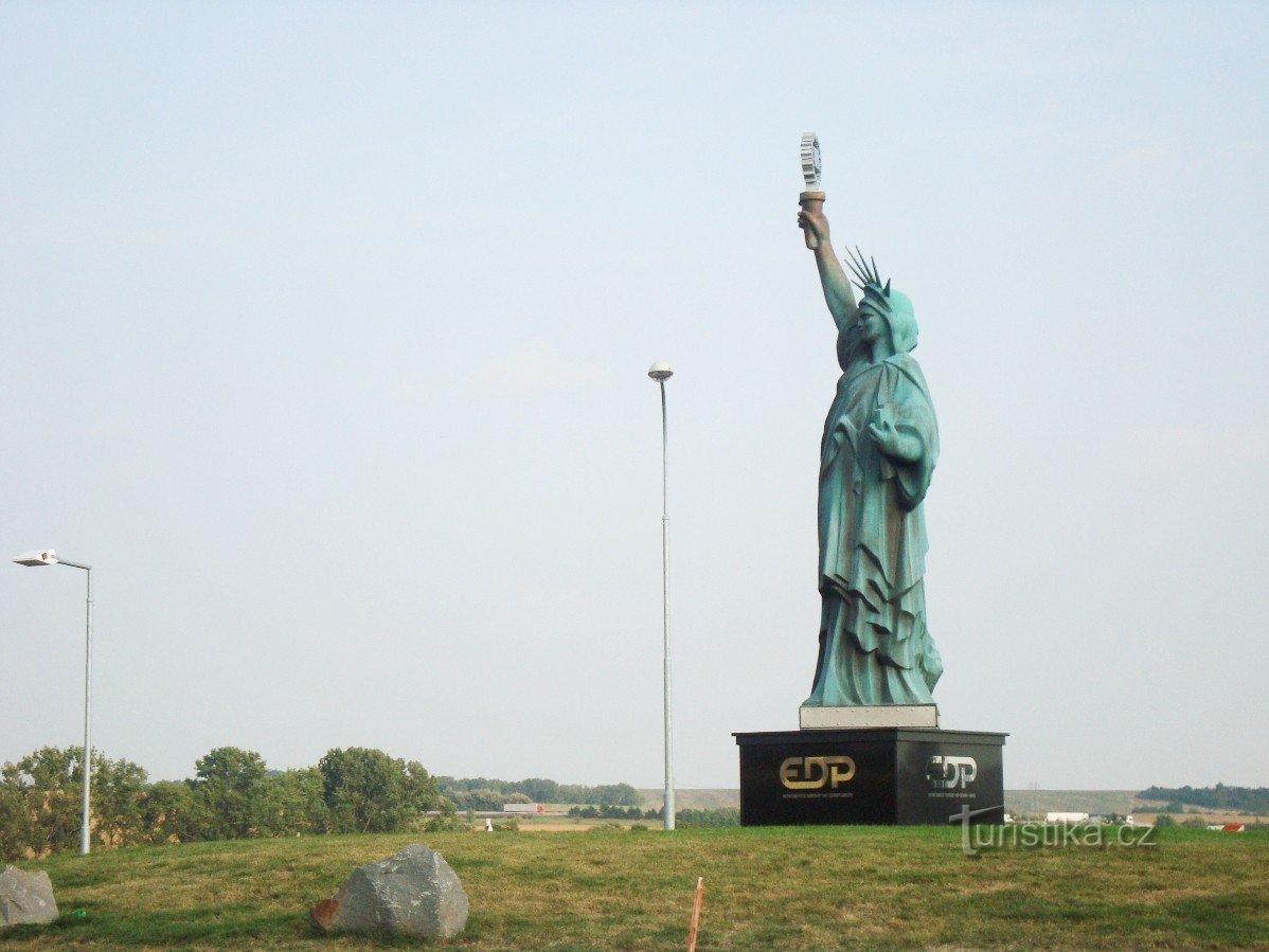 Chamberlains près de Rousínov - Statue de la Liberté sur le rond-point - Photo : Ulrych Mir.