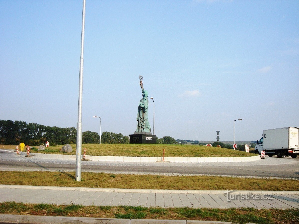 Chamberlains bei Rousínov - Freiheitsstatue am Kreisverkehr - Foto: Ulrych Mir.