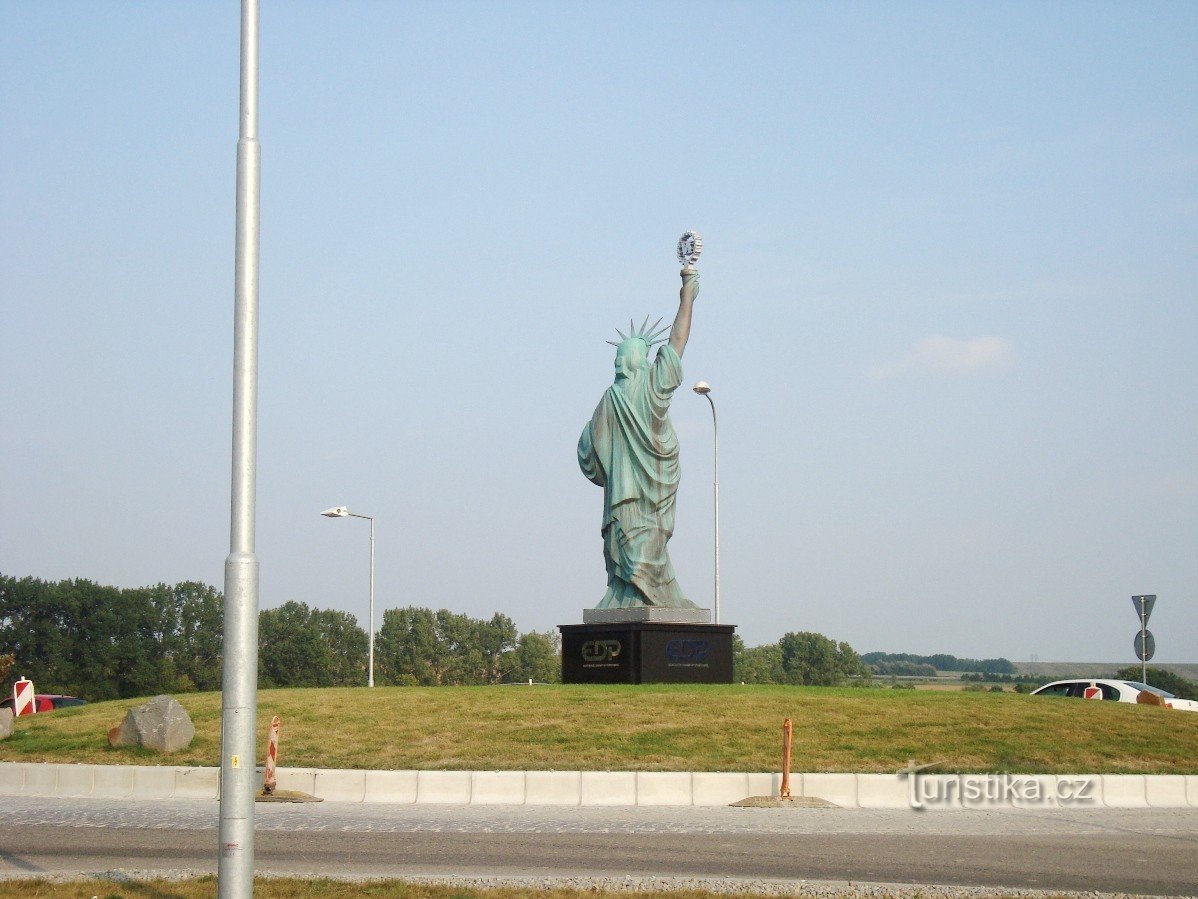 Chamberlains kod Rousínova - Kip slobode na kružnom toku - Fotografija: Ulrych Mir.