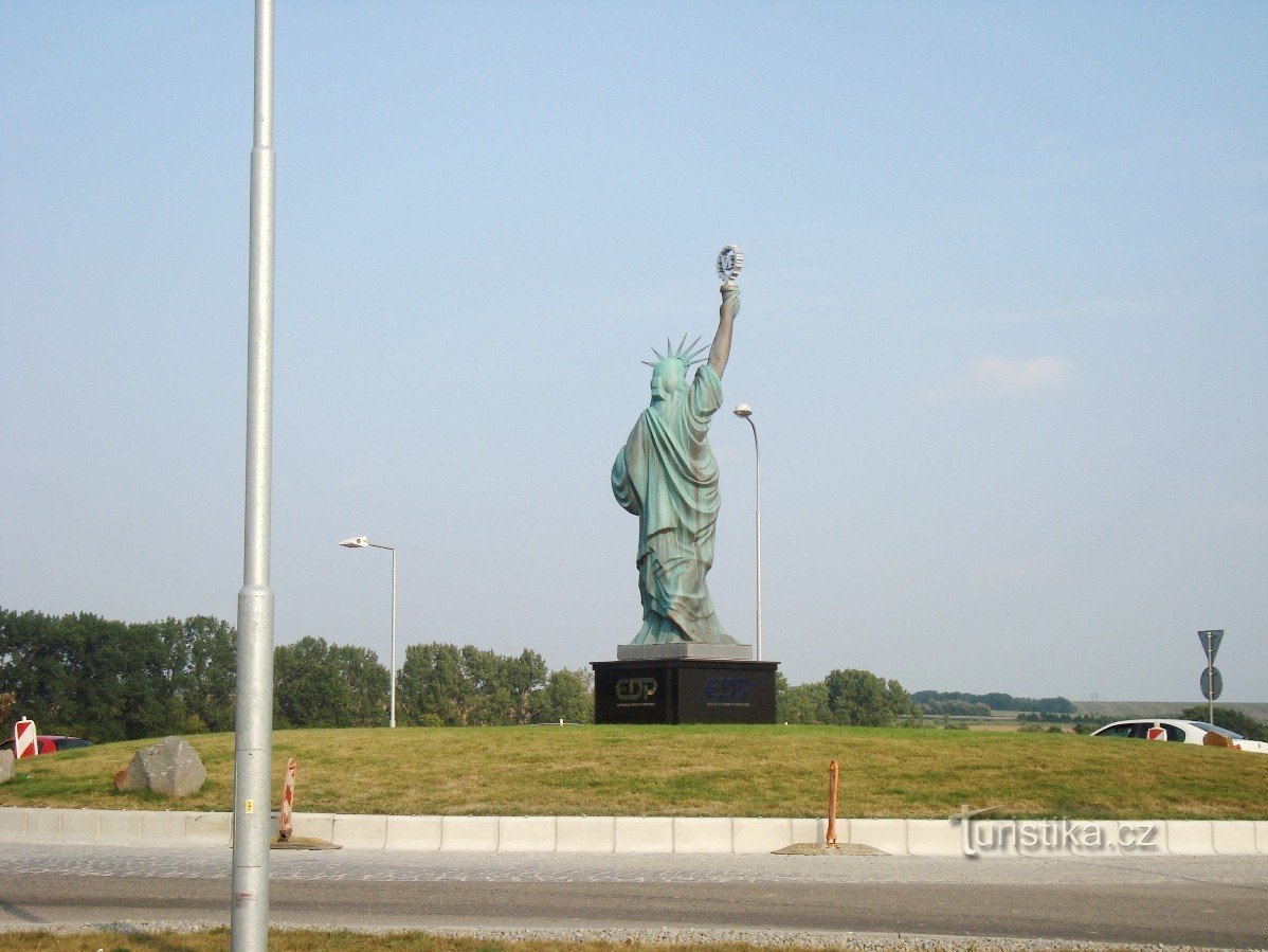 Chamberlains près de Rousínov - Statue de la Liberté sur le rond-point - Photo : Ulrych Mir.