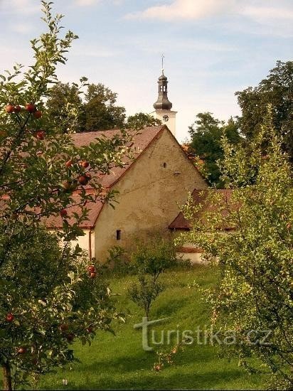 Komorní Hrádek: Im Hintergrund der ältere Teil der Burg mit dem Burgturm