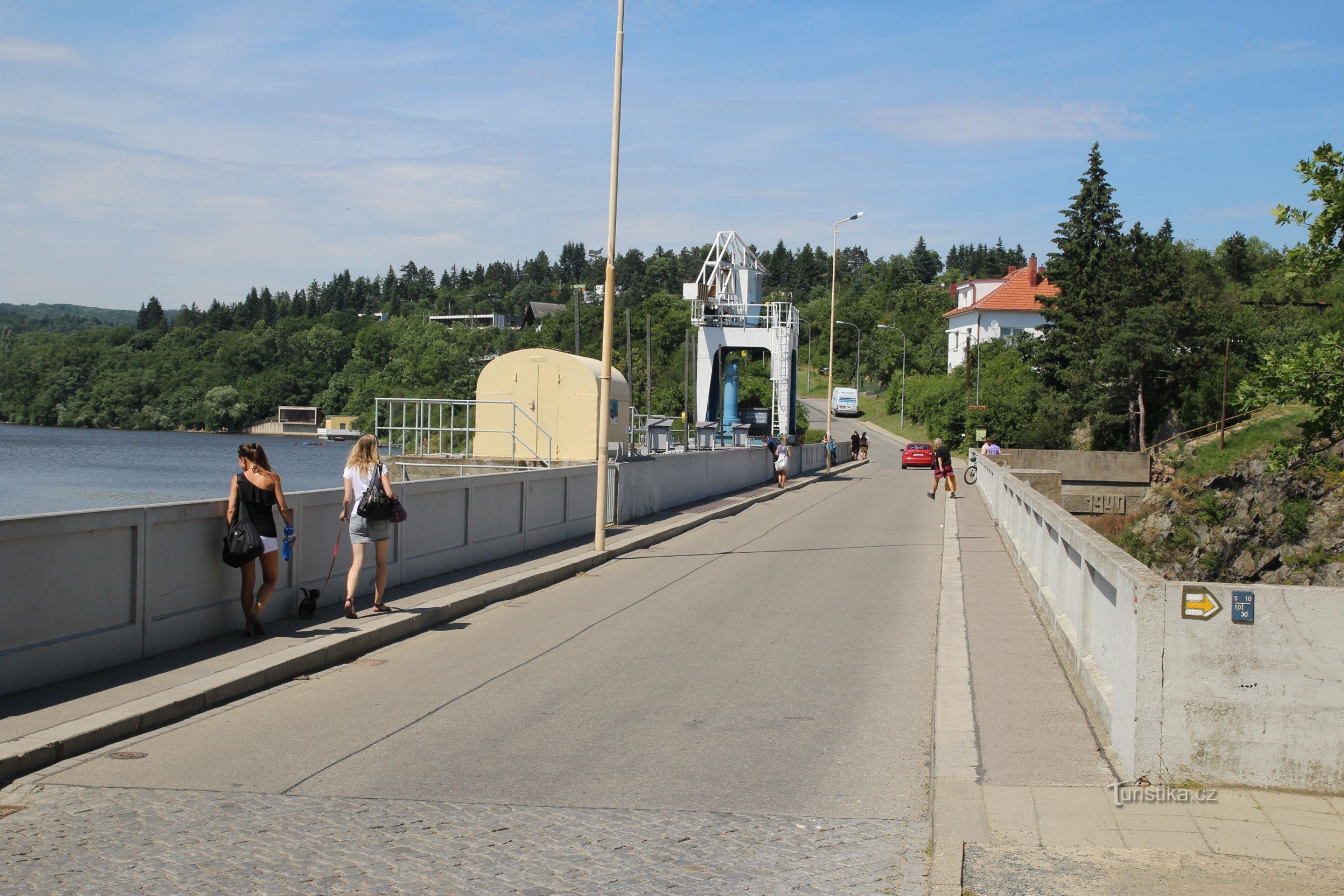 Kommunikáció a gát töltésén