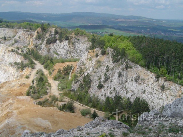 Koněpruské-Höhlen - die Ruinen der Burg Tetín