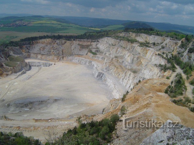 Koněpruské-Höhlen - die Ruinen der Burg Tetín