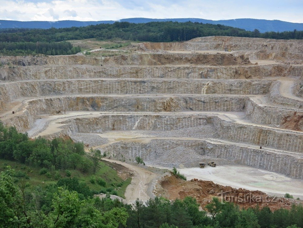 Koněprusy – velkolom Čertovy schody