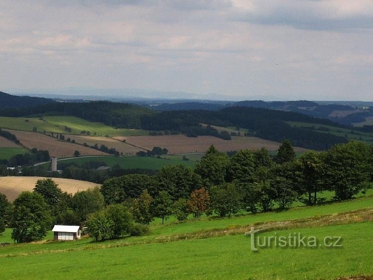 Koníkovské vrchy: Kamenice (海抜 780 m) からの眺め、背景に Králický Sněžník...