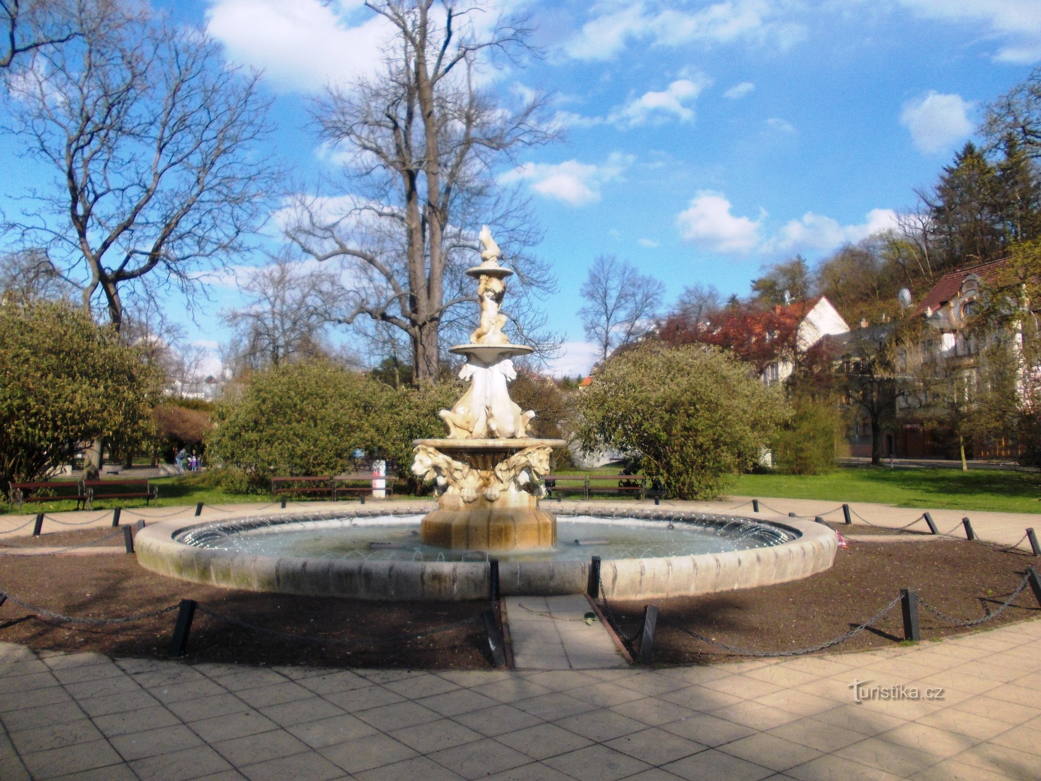 Pferdebrunnen in den Gärten der tschechoslowakischen Armee