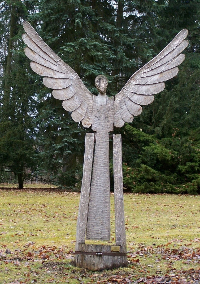 Konstantinovy ​​​​Lázně - parco termale - sculture in legno