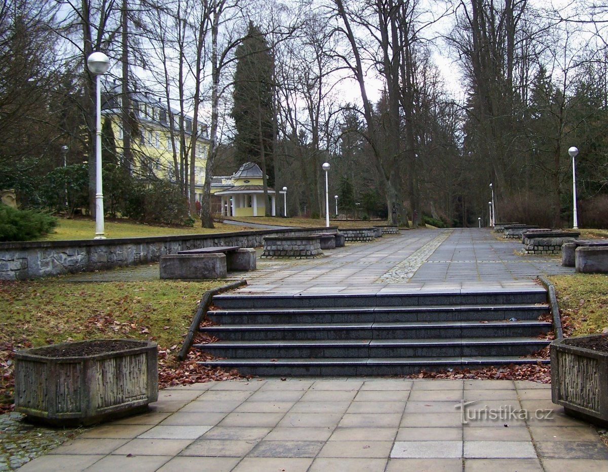 Konstantinovy ​​​​Lázně - lječilišni park - kolonada