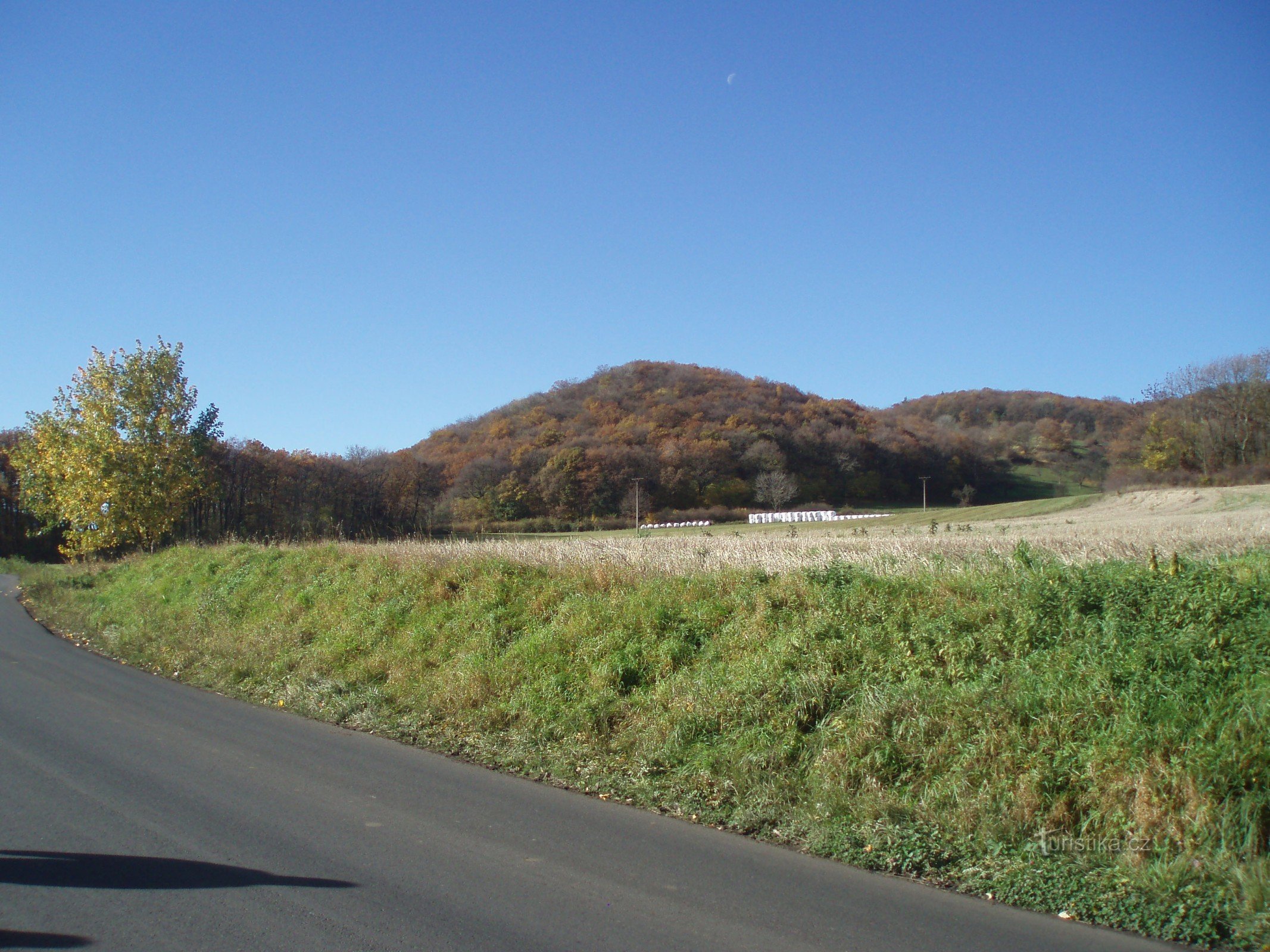 De heuvel voor Bílý Újezd