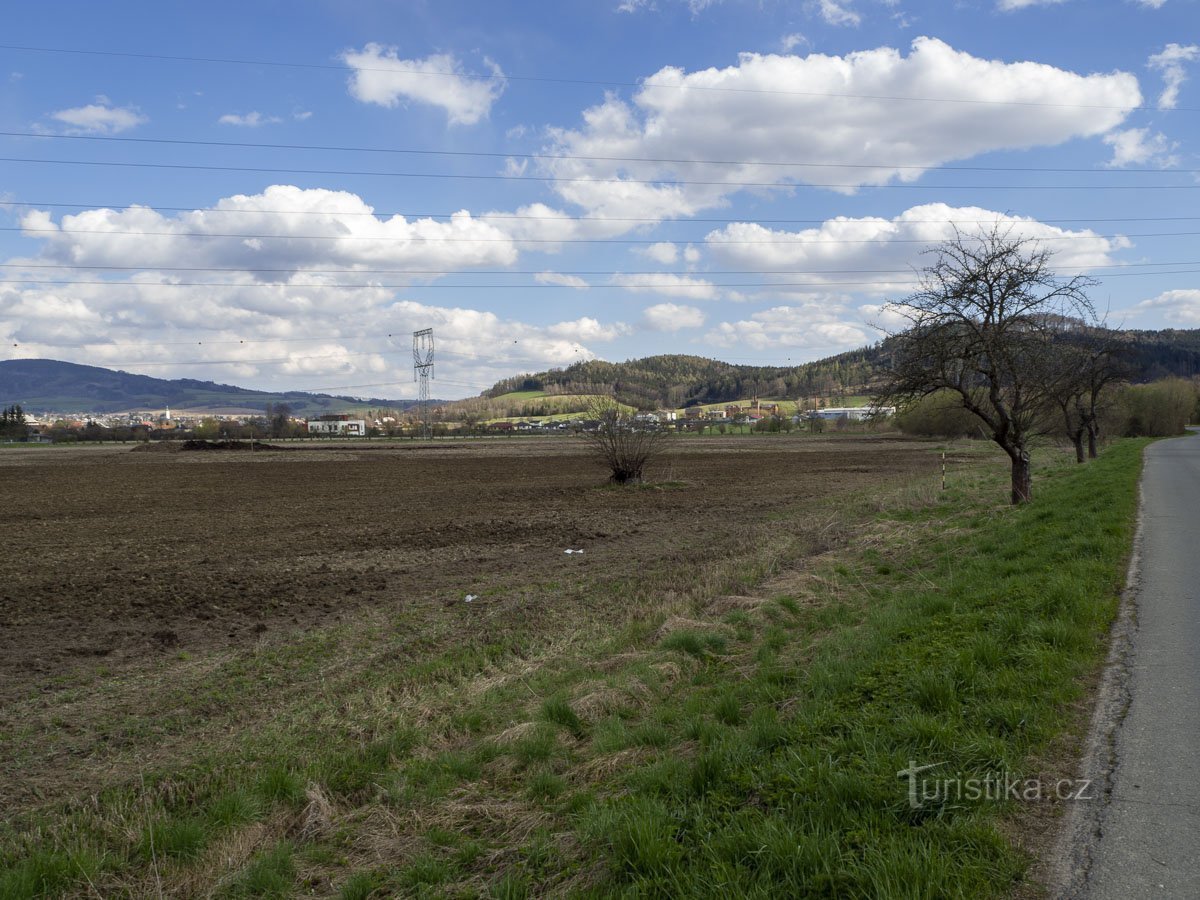 Ein Hügel mit einer angeblichen Burg von der Straße nach Třemešek