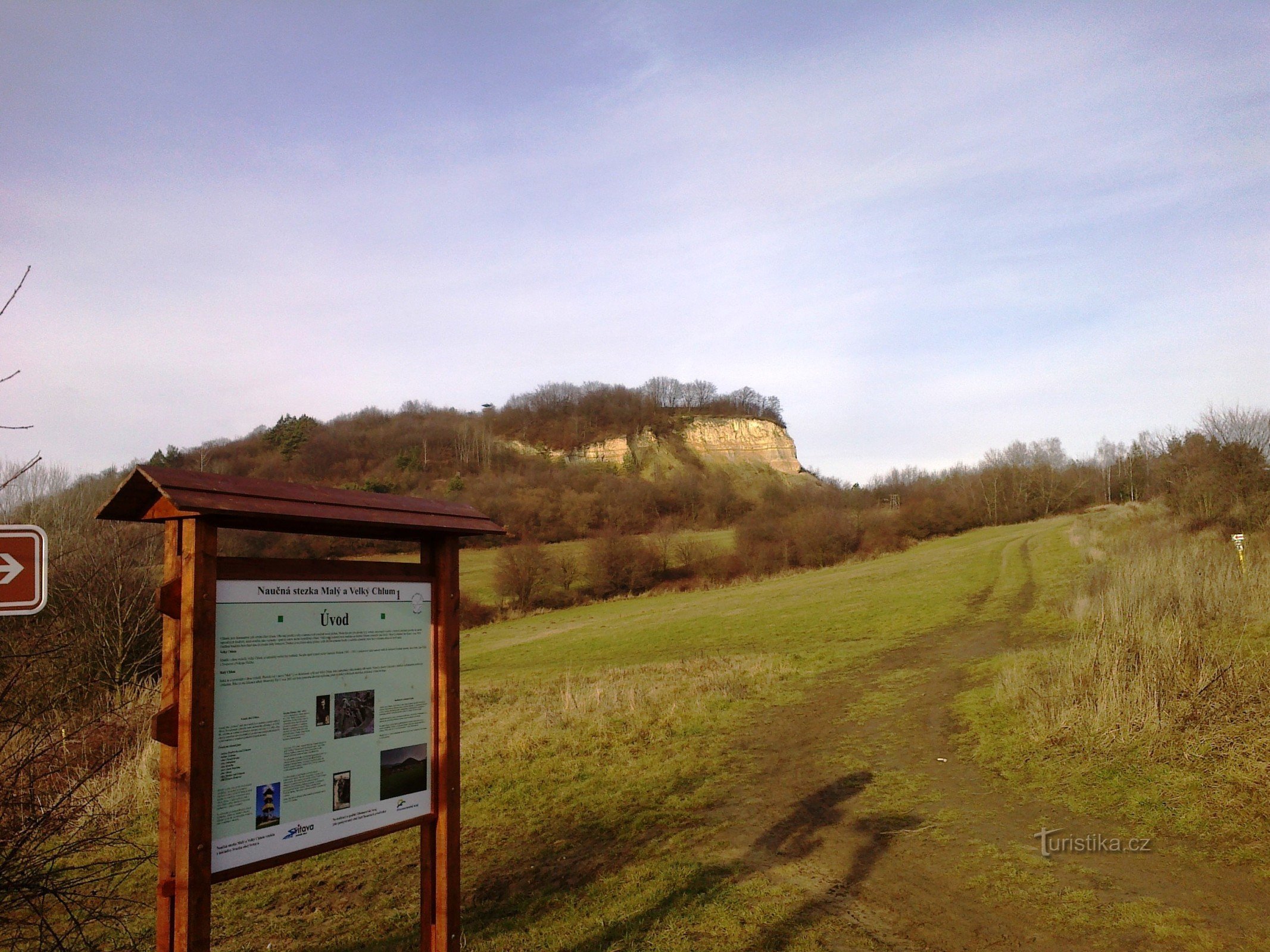 Ein Hügel mit Aussicht von weitem