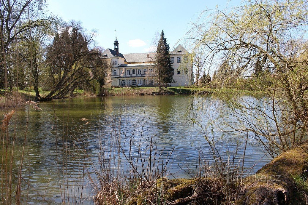Kopidlno, vista del castillo al otro lado del estanque