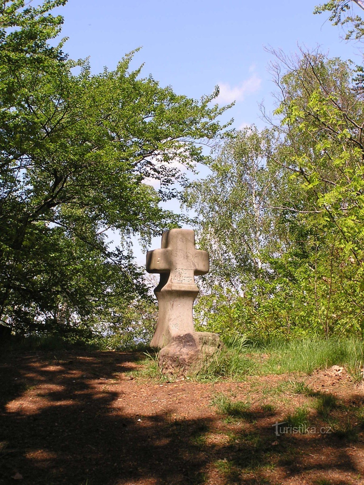 Kopija križa in trup originala pred njim - 20.5.2004