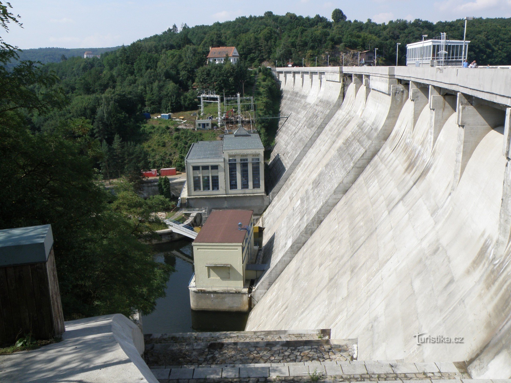 la corona della diga del bacino di Vranovské