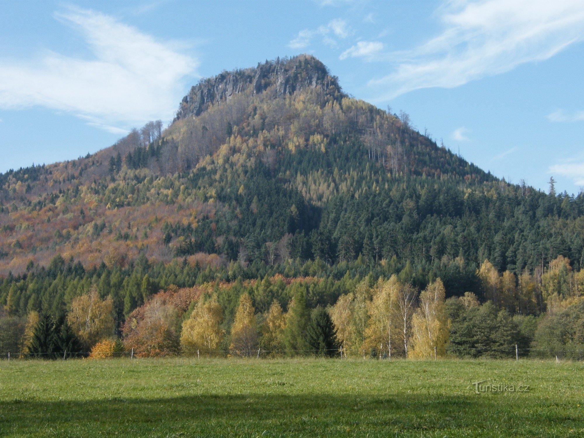 Krone in den Mauern von Broumovské