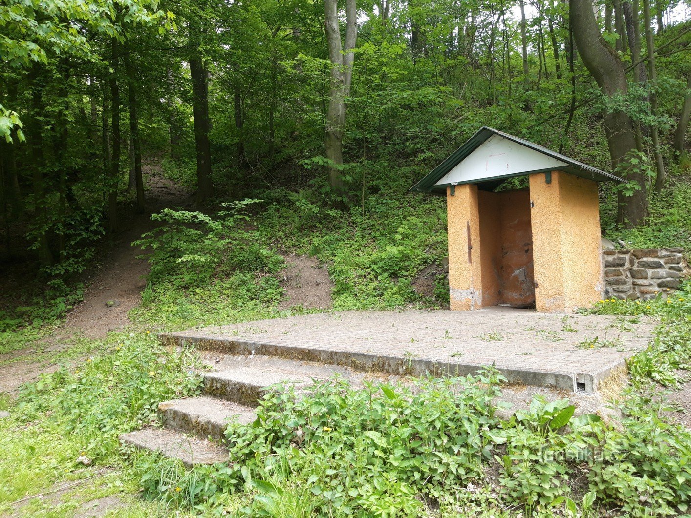 Korunní - source d'eau minérale et usine d'embouteillage