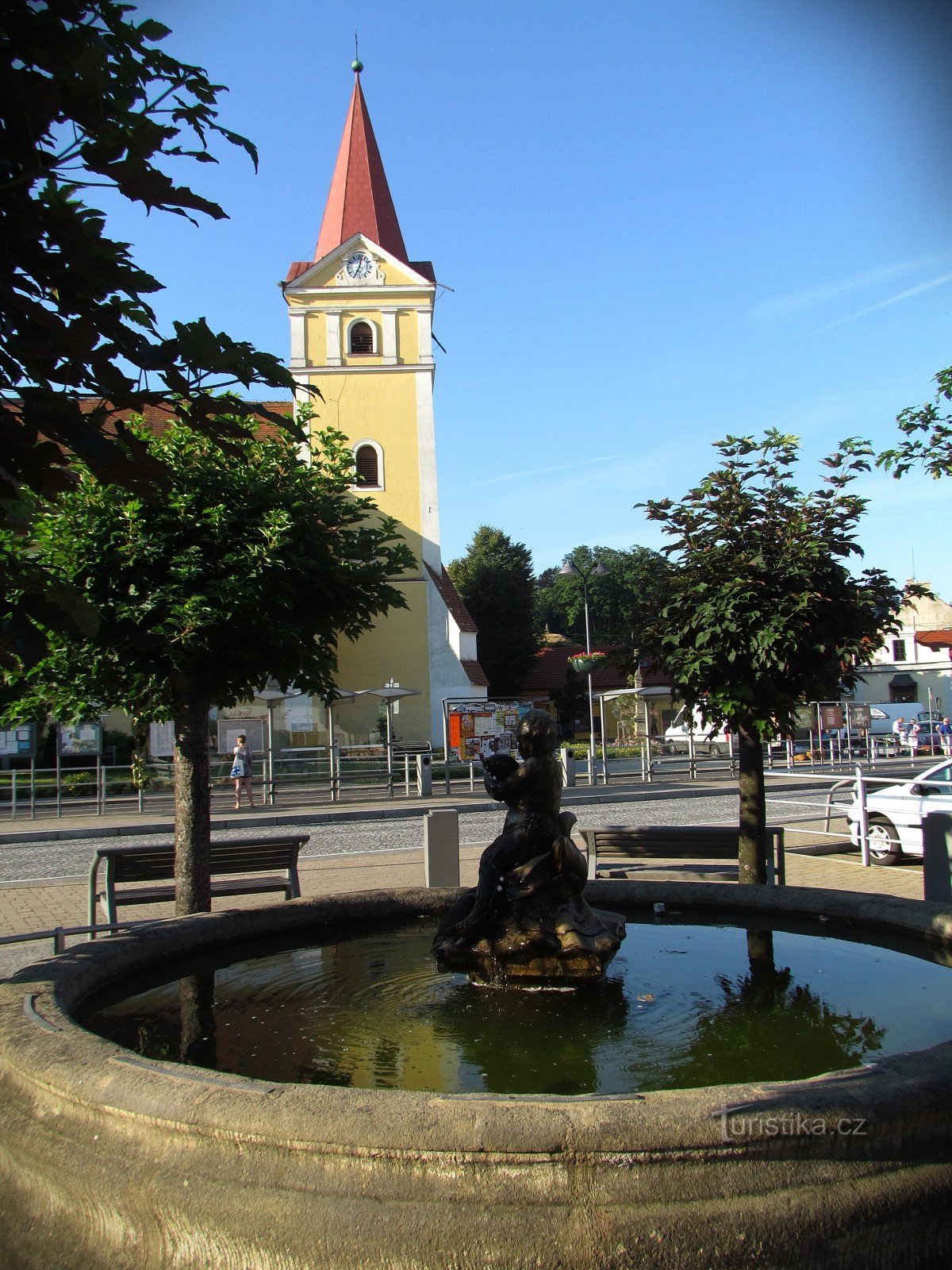 Koryčany - fontein en kerk