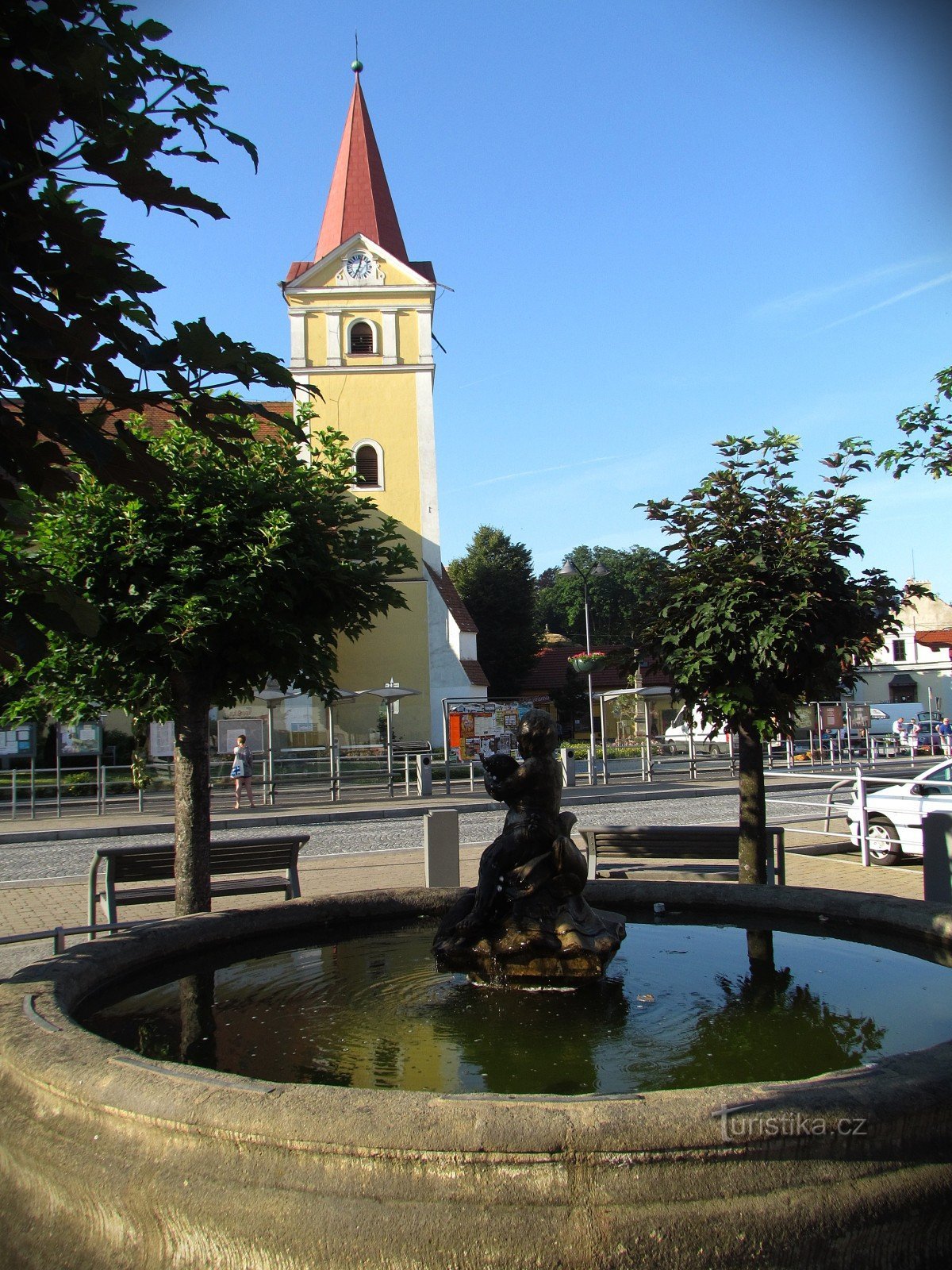 Koryčany - fontana e chiesa