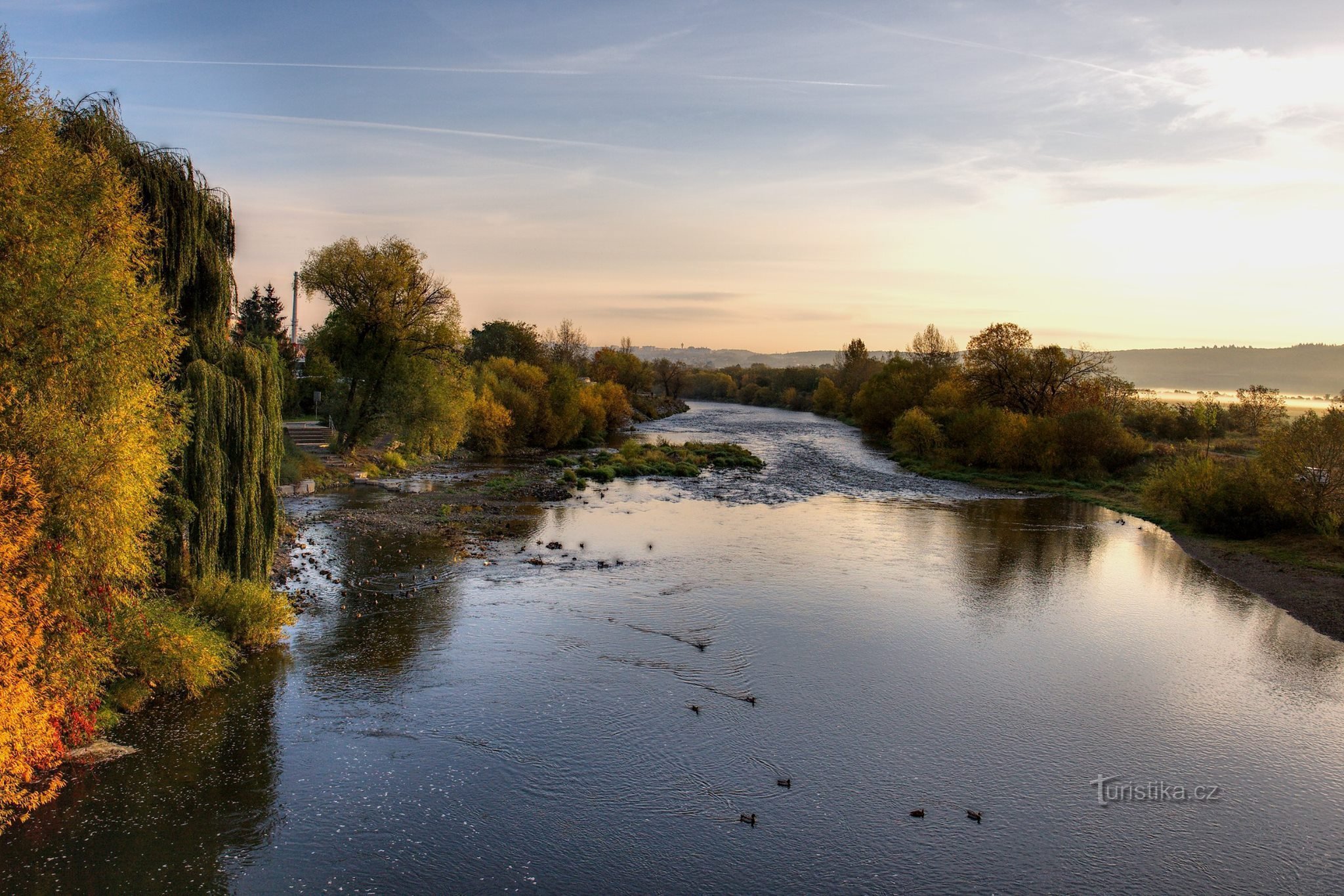 Struga reke Berounke v smeri Černošic (fotografirano iz Radotínská lávka)