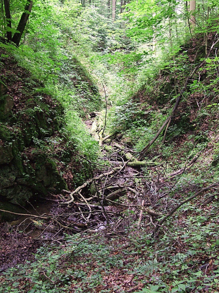 El lecho de la cascada de Samech