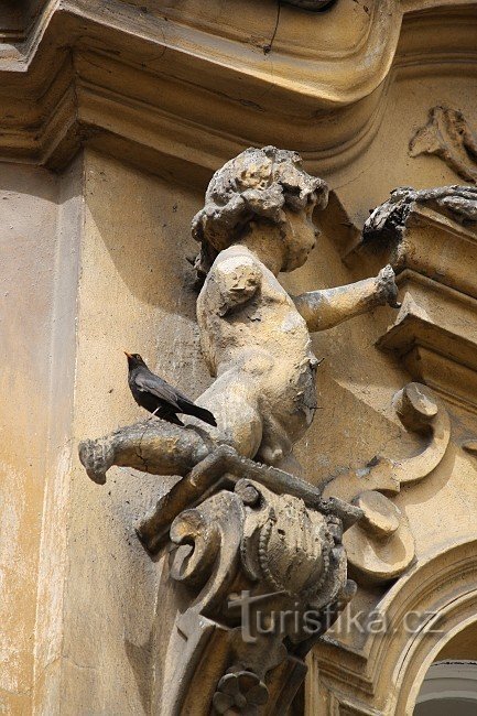 eine Amsel auf einer zerstörten Statue