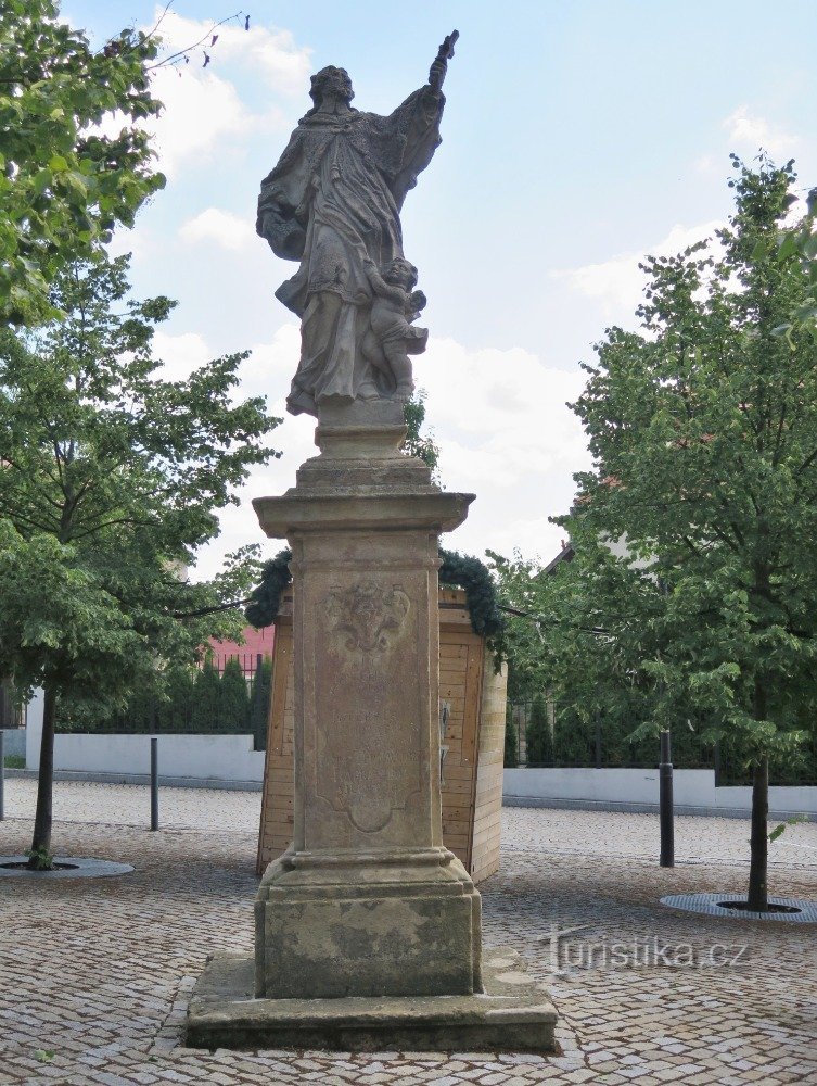 Kozmonavti - kip sv. Jan Nepomucký