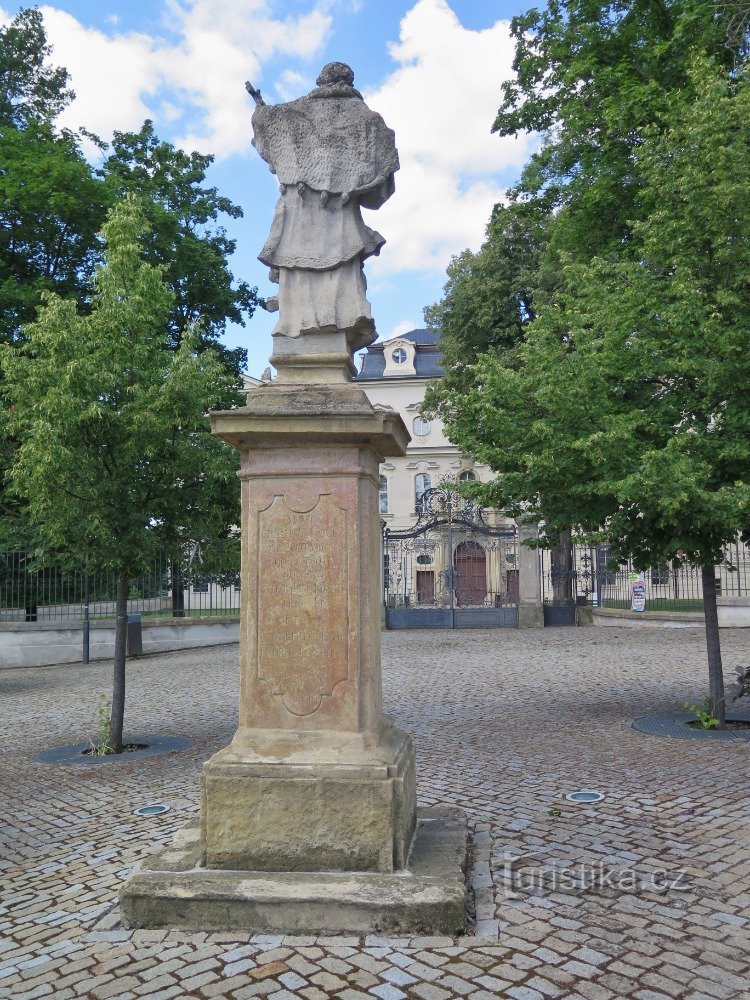 Cosmonauții - statuia Sf. Jan Nepomucký