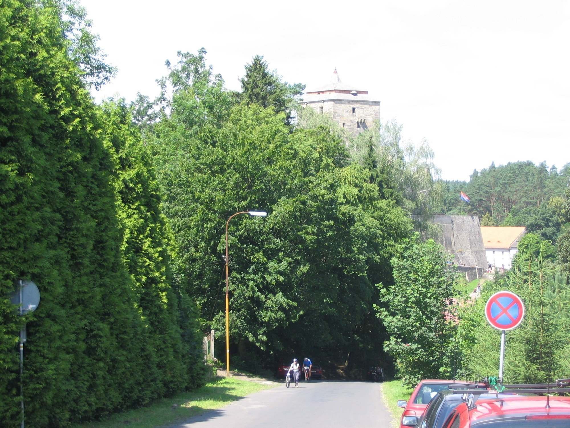 Kost ist die erste Burg, zu der wir vom Hügel kommen.