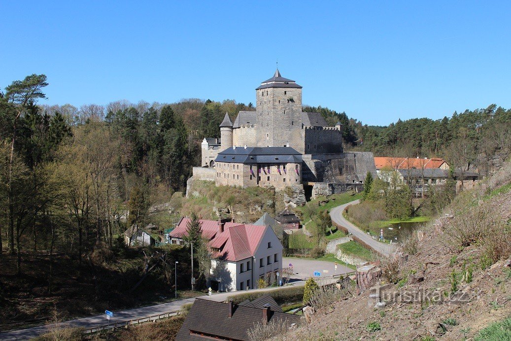 Kost, widok ze wzgórza nad Bílý rybník