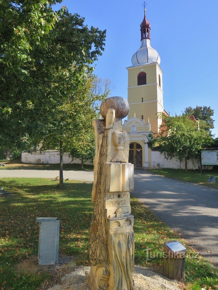kyrka och träskulptur Nätverk av sann tro