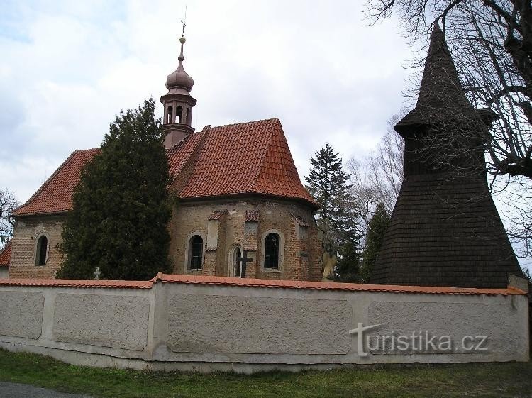 Kirche und hölzerner Glockenturm in Jabkenice