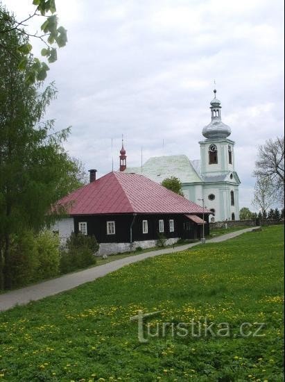 kirke og præstegård i Uhřínov
