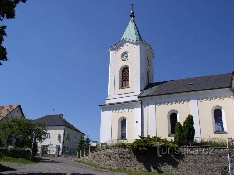 Kirche und Pfarrhaus in Voděrady