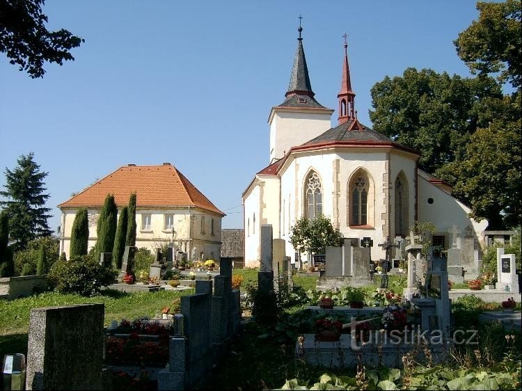 Kostel a hřbitov: Hřbitov u kostela Nanebevzetí; Hlavní oltář kostela je pseudor