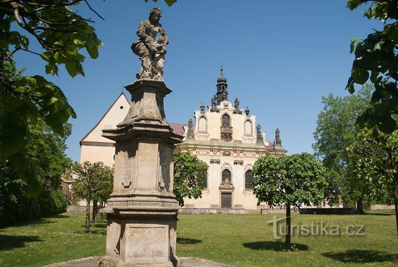 Kirche und Kapelle mit einer Statue des hl. Anne